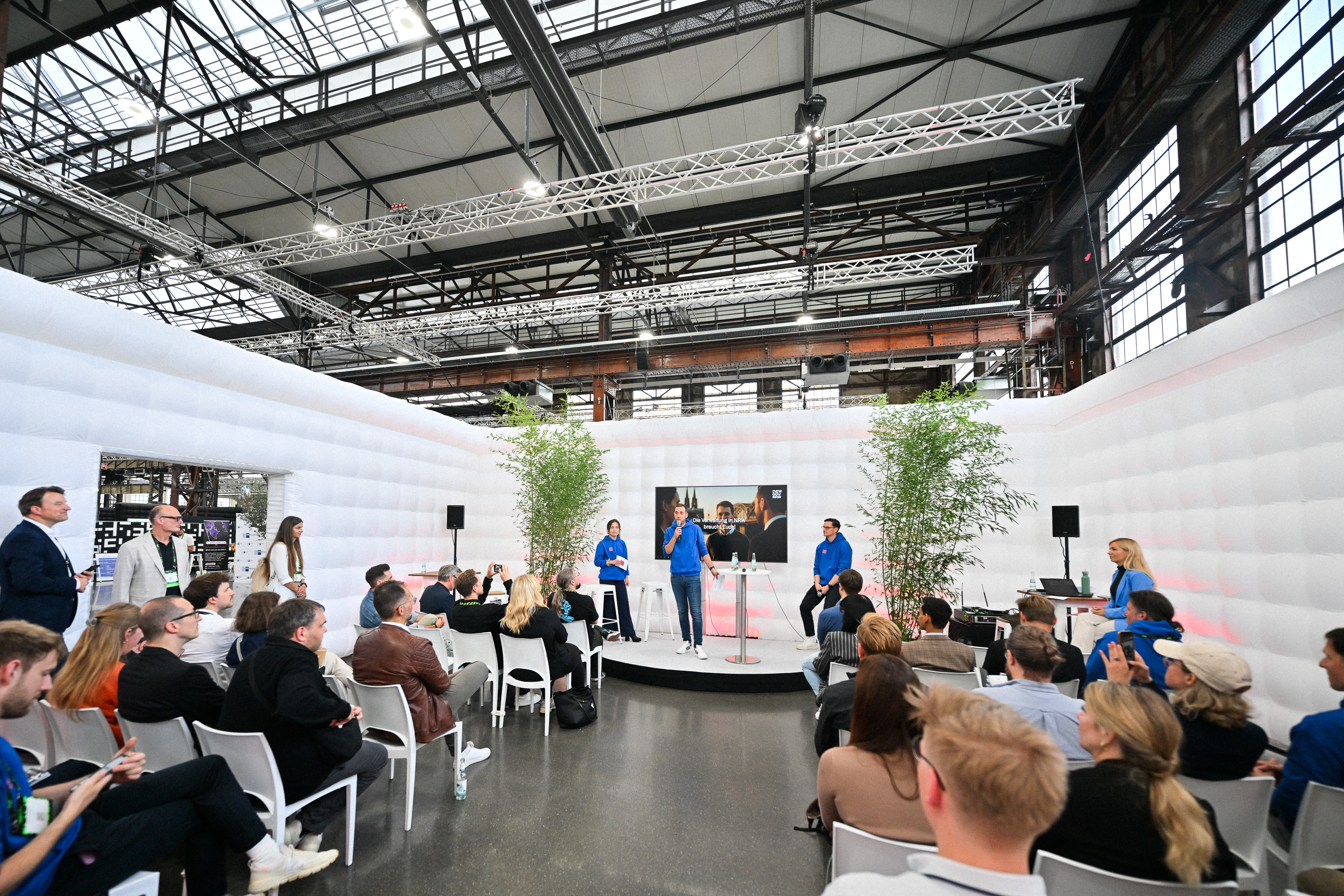 Mennesker samlet om faglig inspiration på OPTIMEET Messen